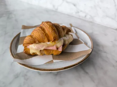 Mini Croissant Jamón y Queso